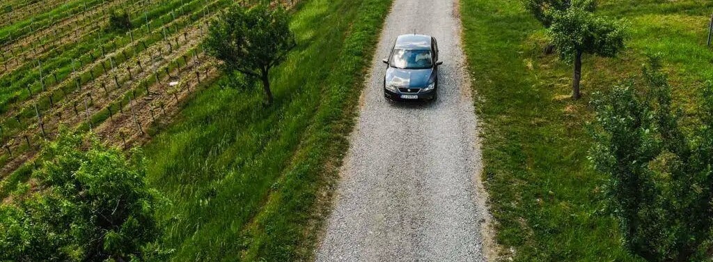 Mașină pe un drum liniștit în afara orașului