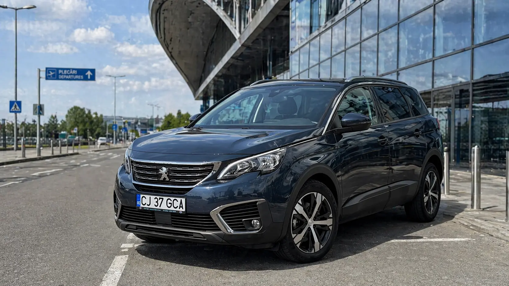 Peugeot 5008 de inchiriat in Cluj Peugeot 5008 albastru pentru inchiriere in Cluj intr-un cadru modern potrivit pentru familii si drumuri cu mai mult spatiu