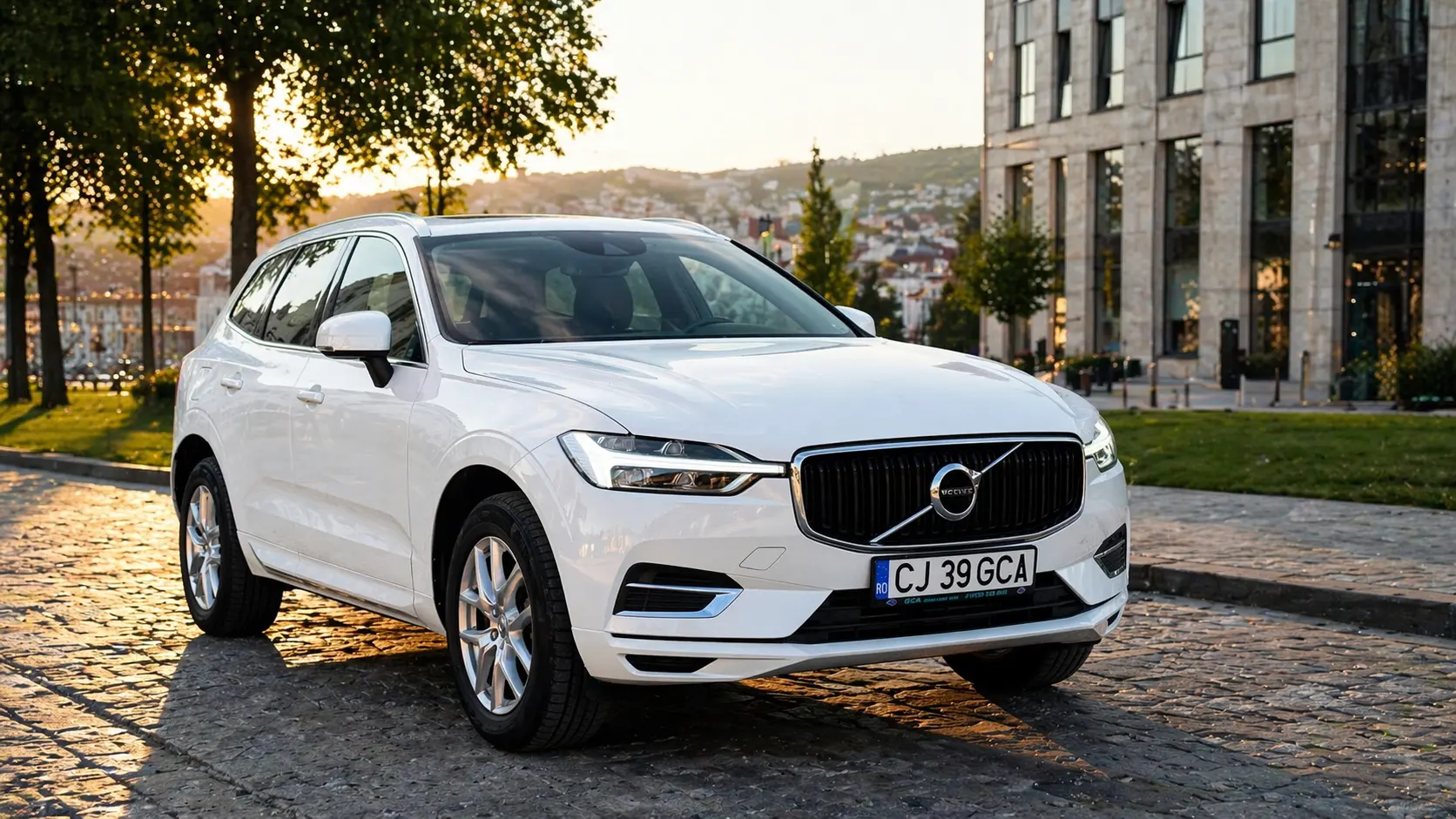 Volvo XC60 pentru inchiriere in Cluj Volvo XC60 alb pentru inchiriere in Cluj intr-un ambient urban cald potrivit pentru confort si drumuri relaxate